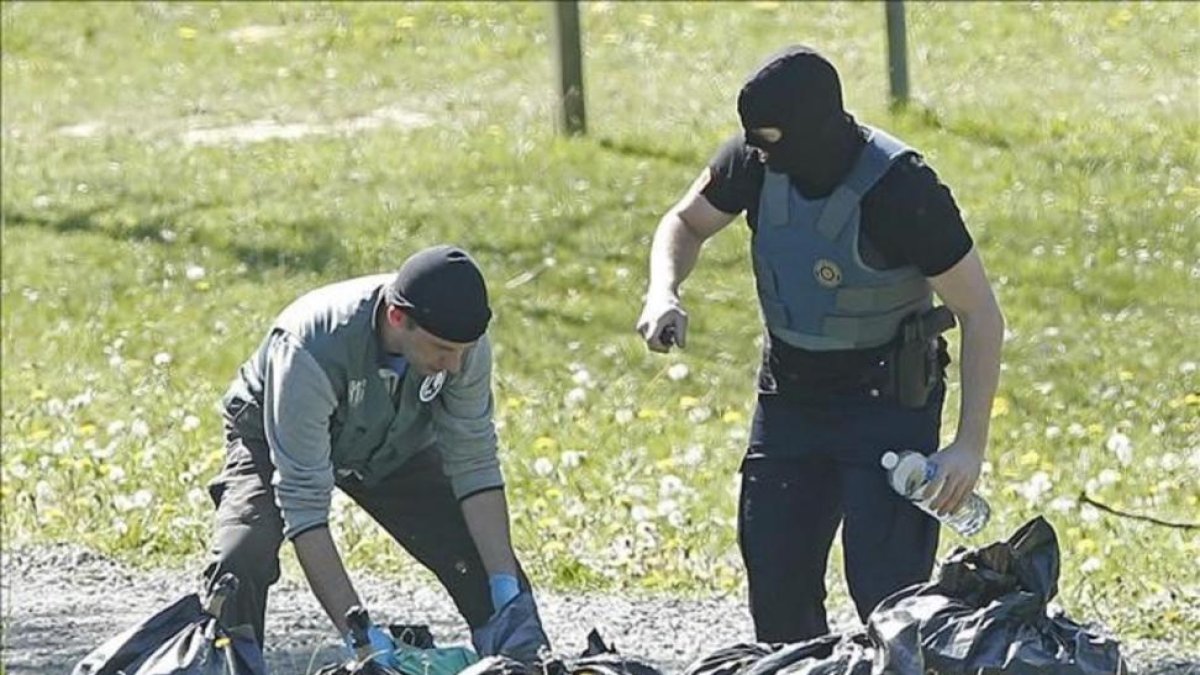 Agentes de la policía francesa inspeccionan uno de los zulos entregados por ETA, en la localidad de Saint-Pée-sur-Nivelle.-EFE / GUILLAUME HORCAJUELO