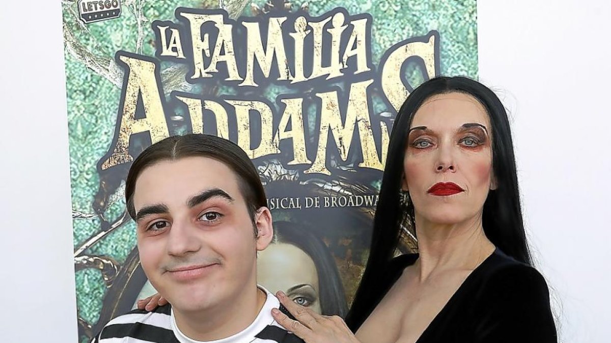 Carmen Conesa (Morticia)y Alejandro Mesa (Pugsley) en la presentación del musical de La Familia Addams.-J.M. LOSTAU