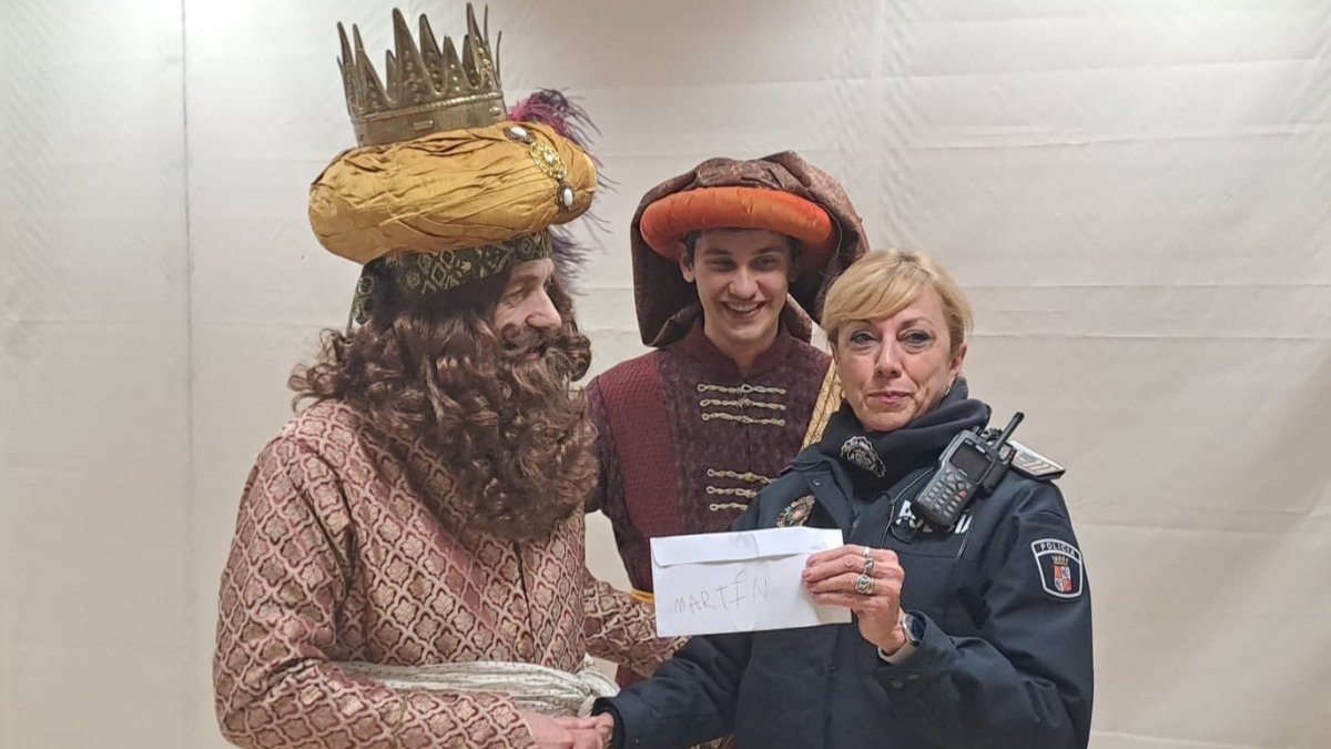 La Policía entrega a Gaspar la carta de un niño vallisoletano. X: POLICÍA VALLADOLID