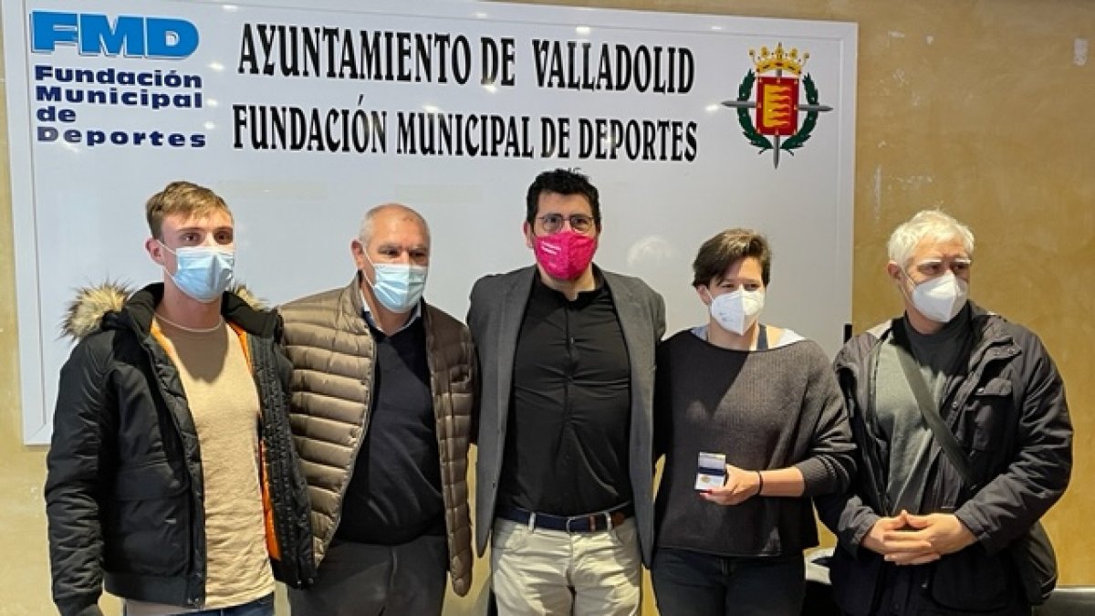 Entrega de la insignia de Oro a Patricia Coco y Marcos Caballero. / E.M.