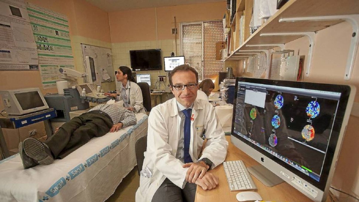 Juan Francisco Arenillas, jefe de Neurología del Clínico, en las instalaciones del hospital.-Pablo Requejo