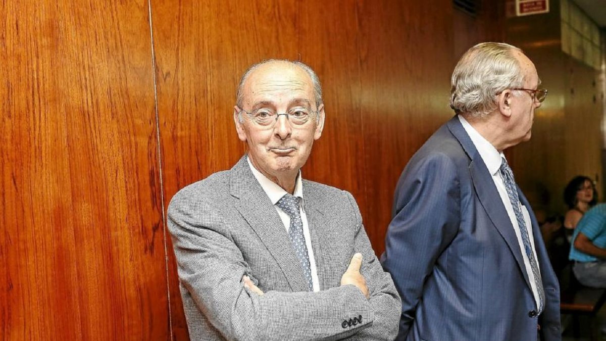 Luis Samaniego, en los juzgados acompañado por su abogado, en una imagen de archivo-MIGUEL ÁNGEL SANTOS