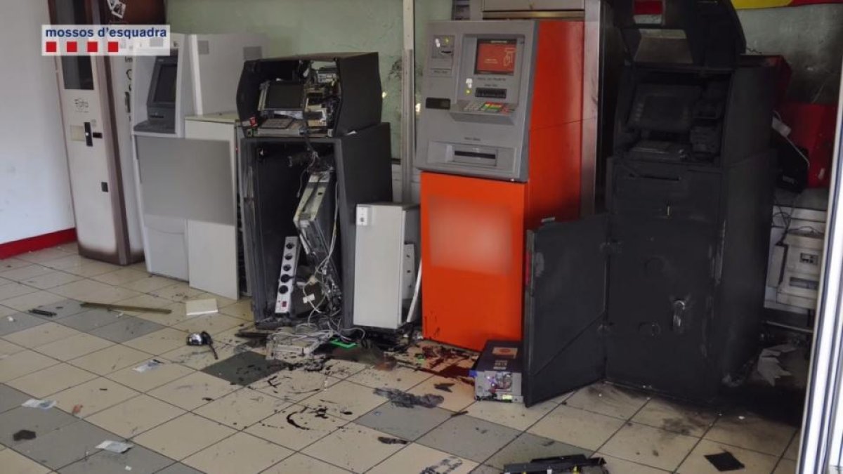Estado en el que quedaron cajeros explosionados por la banda desarticulada.-MOSSOS