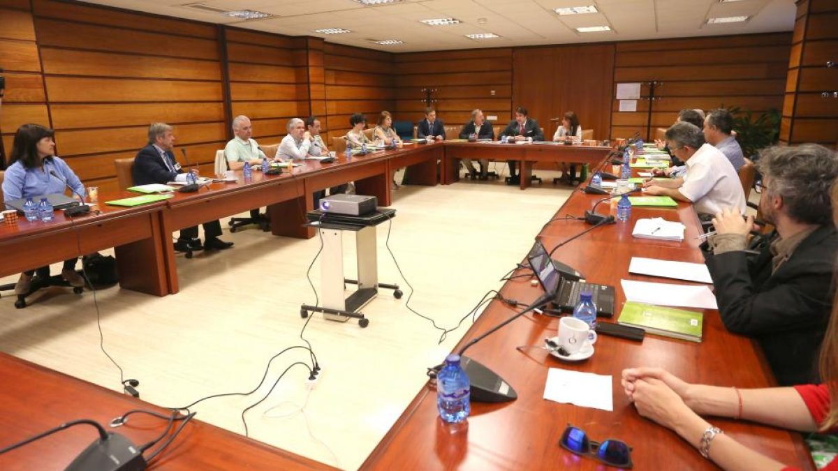 El consejero de Fomento y Medio Ambiente, Juan Carlos Suárez-Quiñones, inaugura la asamblea de PEFC España.-ICAL
