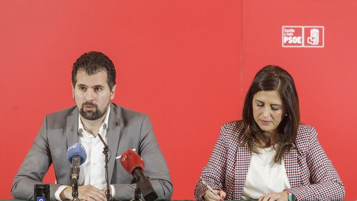 Tudanca, junto a la secretaria provincial del PSOE de Burgos, Esther Peña.-SANTI OTERO