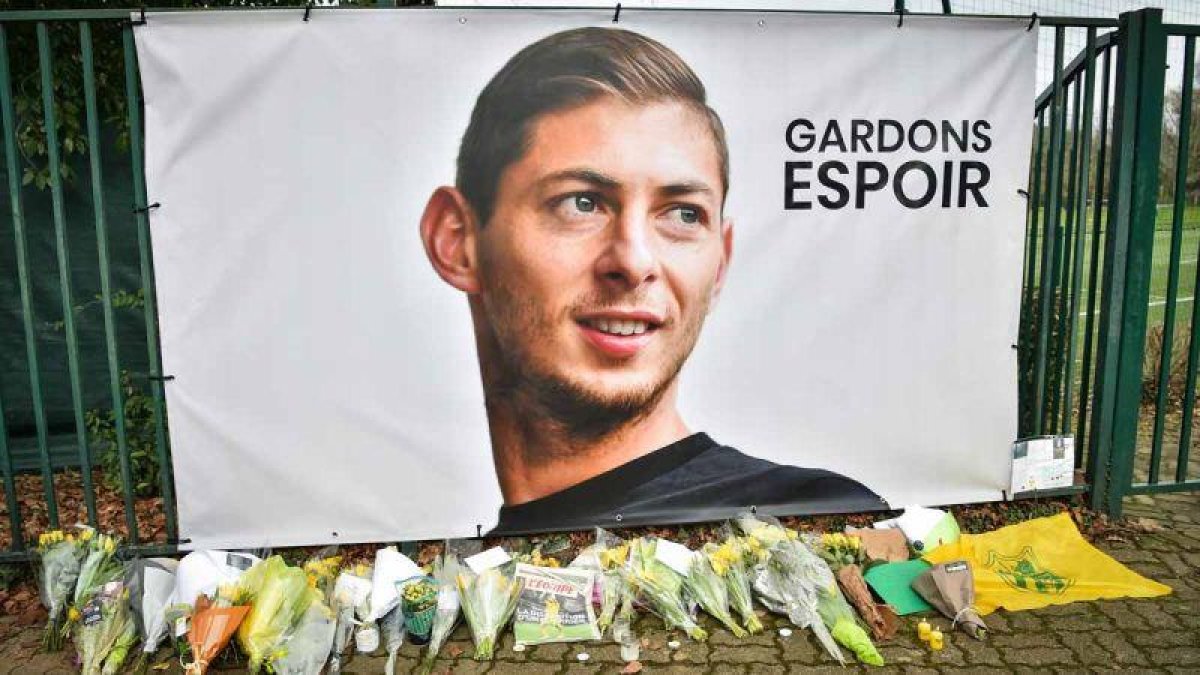 Abandonan la búsqueda del futbolista Emiliano Sala. En la imagen, flores junto a un retrato del deportista en La Chapelle-sur-Erdre, en Francia.-LOIC VENANCE (AFP)