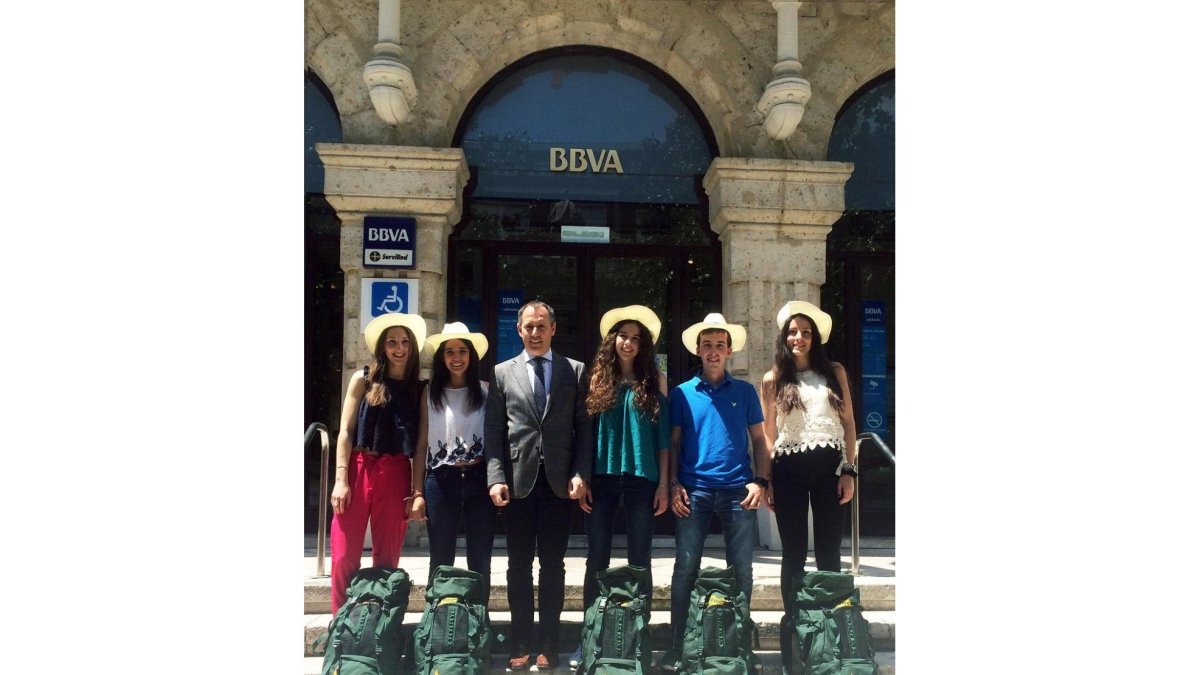 BBVA entrega su equipación a los cinco expedicionarios vallisoletanos de Ruta BBVA 2016-ICAL