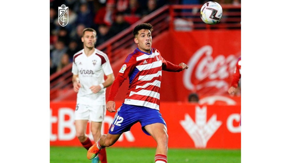 Meseguer en un duelo con el Granada ante el Albacete. / GRANADA