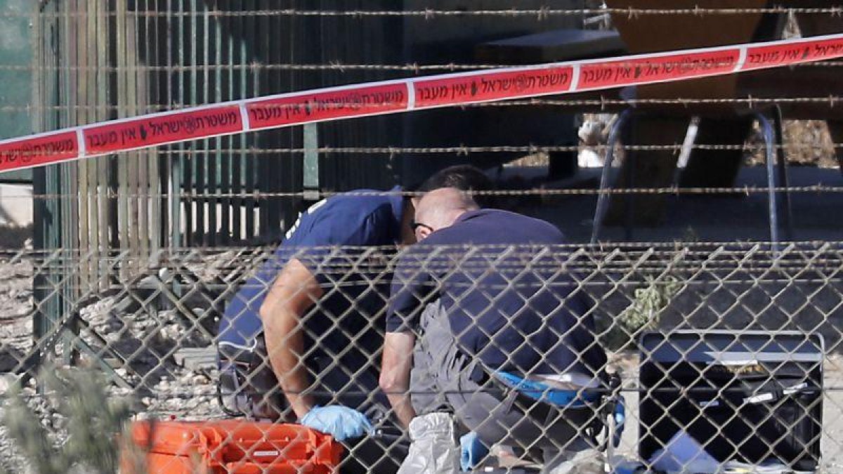 Policías israelís recopilan evidencias del lugar del ataque.-THOMAS COEX / AFP