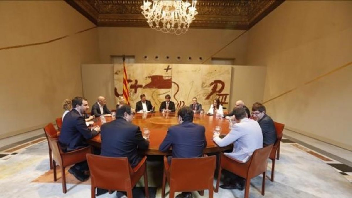 Reunión extraordinaria del Consell Executiu, este viernes, antes del anuncio de la fecha y pregunta del referéndum.-JULIO CARBÓ
