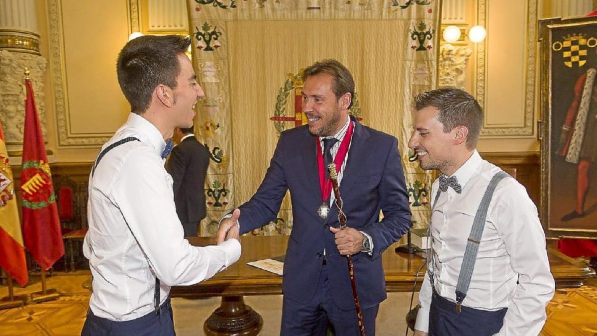 Óscar Puente oficiando una boda en el Ayuntamiento.-Pablo Requejo (Photogenic)