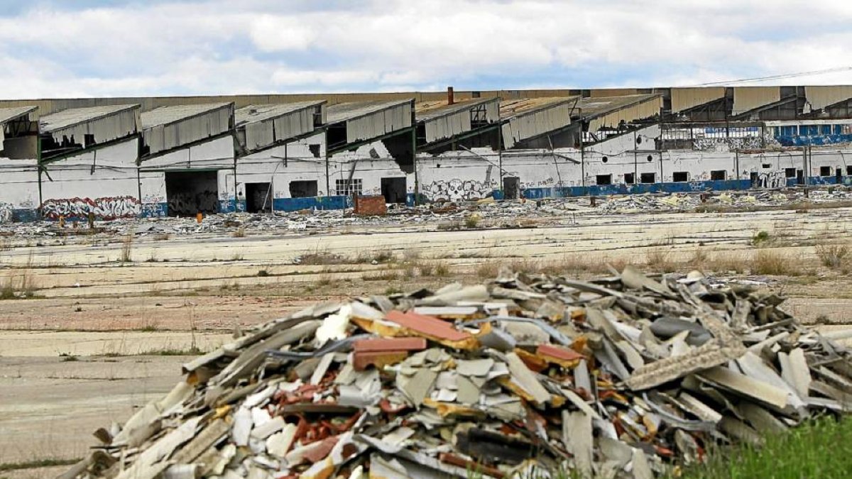 Imagen de archivo del deterioro de las instalaciones de Uralita en marzo de 2013-J.M.Lostau