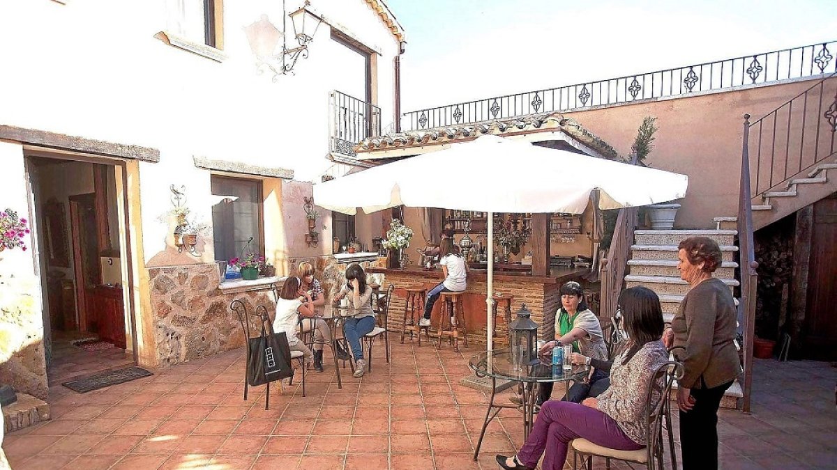 Un grupo de viajeros descansa en el patio de un alojamiento de turismo rural de Valladolid, en una imagen de archivo.