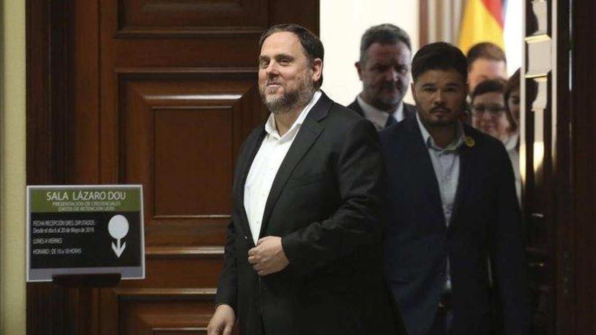 Oriol Junqueras, seguido de Gabriel Rufián, tras terminar el trámite.-DAVID CASTRO