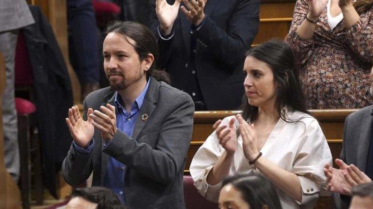 El líder de Unidas Podemos, Pablo Iglesias, y la portavoz parlamentaria del partido, Irene Montero, en la sesión de investidura.-DAVID CASTRO
