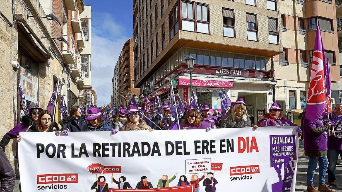 Varias mujeres aprovechan en Zamora el día de la mujer trabajadora para reivindicar la retirada del ERE en DIA.-ICAL