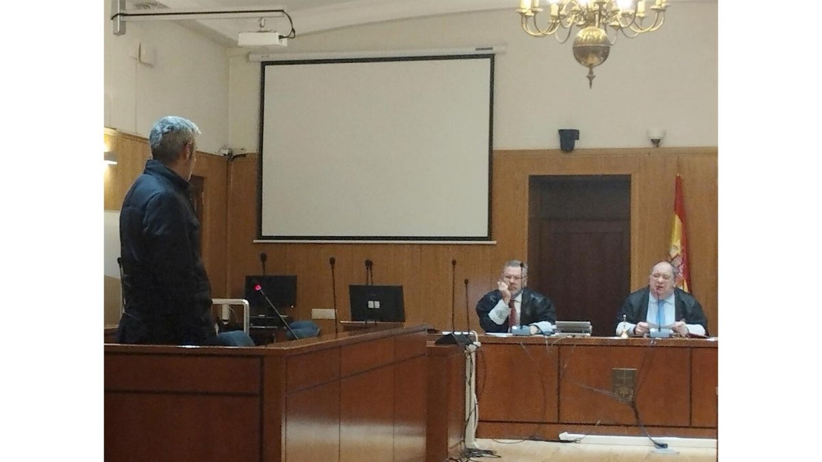 El acusado de traficar con drogas en el bar y los alrededores de su casa, durante el juicio en la Audiencia de Valladolid.- EUROPA PRESS