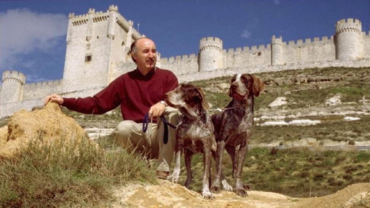 El presidente de la AEPPB, José Manuel Sanz Timón, con dos ejemplares de Perdiguero de Burgos.-L.FUENTE