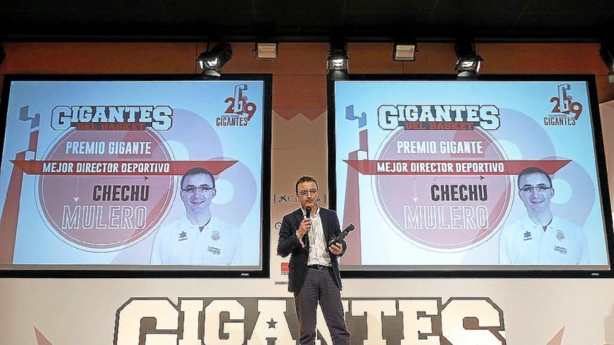 Chechu Mulero con su premio en la Gala de Gigantes del Basket.-GIGANTES
