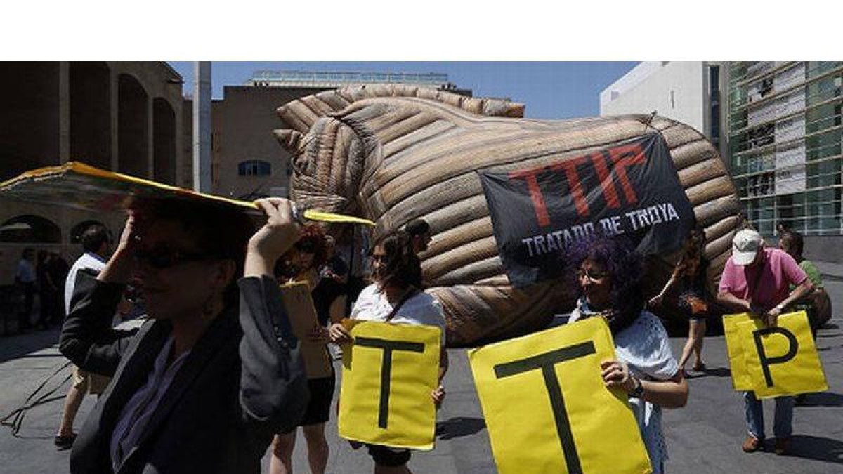 Protesta contra el TTIP en Barcelona, el pasado día 17.-Foto: JULIO CARBÓ
