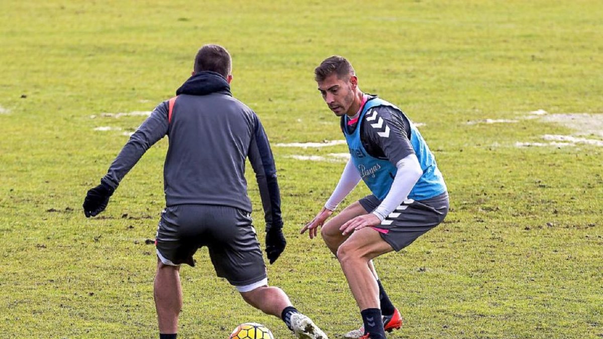 Samuel defiende a Diego Rubio, ayer en los Anexos.-Miguel Ángel Santos
