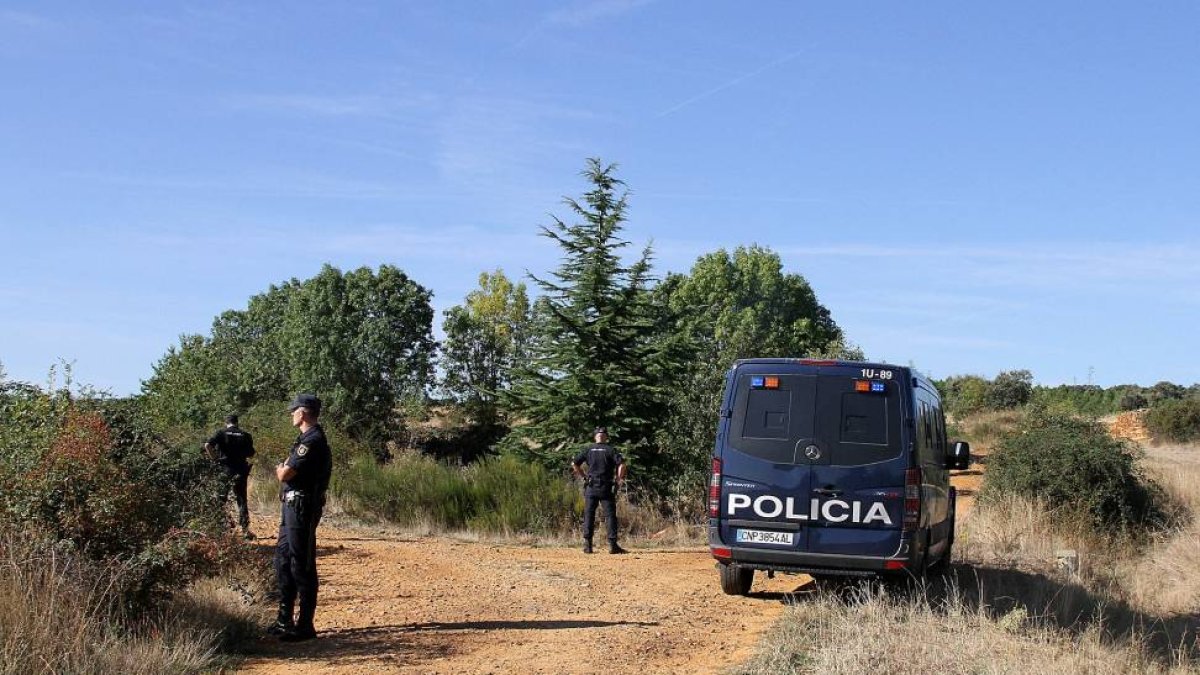 Un convoy con una decena de vehículos de la Policía Nacional sale de Astorga con un amplio equipo de efectivos hacia Castrillo de los Polvazares (León)-Ical