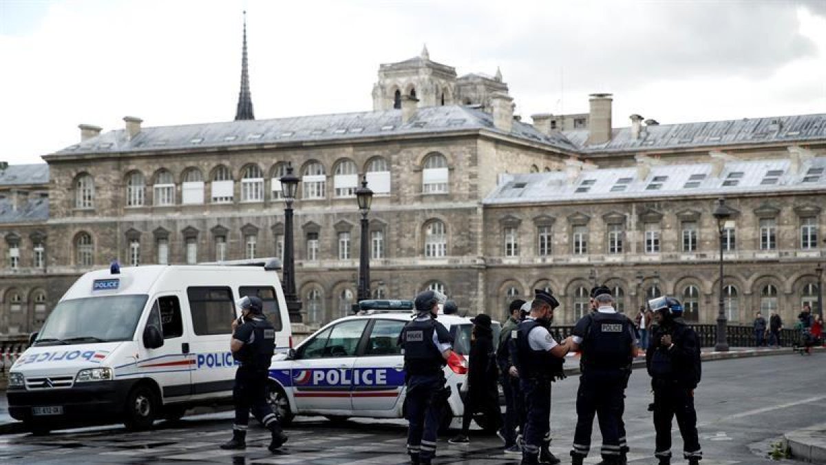 Miembros de la policía acordan las inmediaciones de la catedral de Notre Dame de París, Francia hoy 6 de junio de 2017 donde un agente disparó a un hombre que había intentado agredirle en la explanada frente a la catedral de Notre Dame de París.-EFE