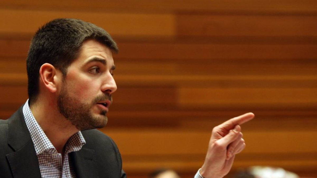 El viceportavoz del Grupo Socialista, David Jurado, durante su intervención en el Pleno de las Cortes-Ical