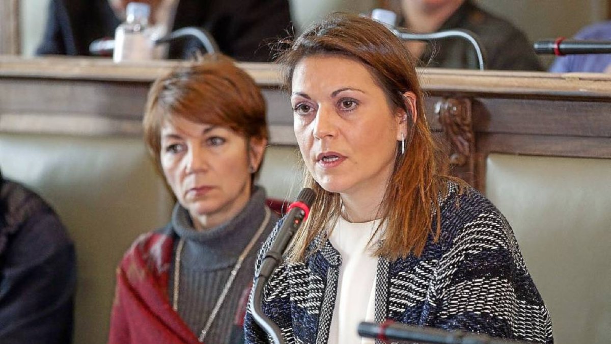 Cristina Vidal durante su intervención en el pleno junto a Domi Fernández-Pablo Requejo