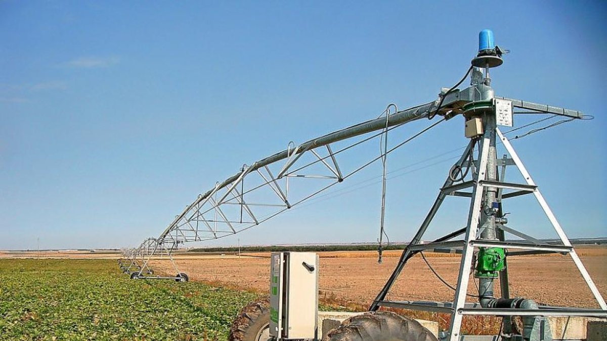 Pivot de captación de agua procedente de aguas subterráneas en la provincia de Ávila.-ASAJA
