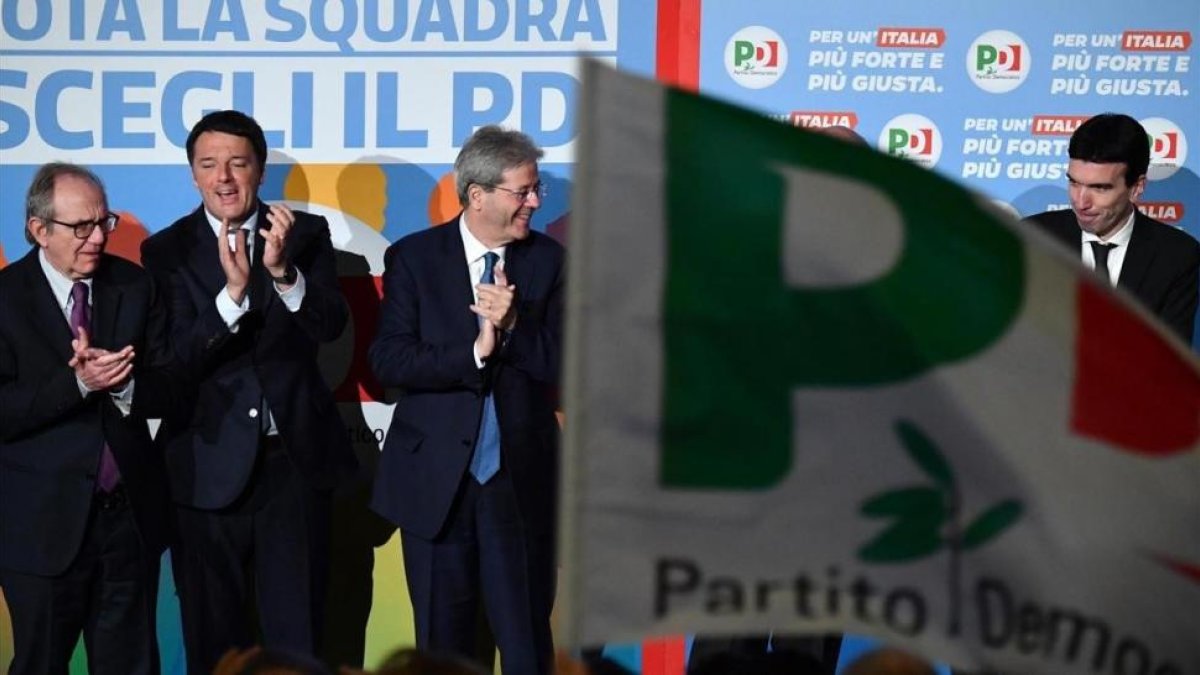 Renzi y Gentilioni, en un acto electoral del PD, el 27 de febrero.-EFE / ETTORE FERRARI