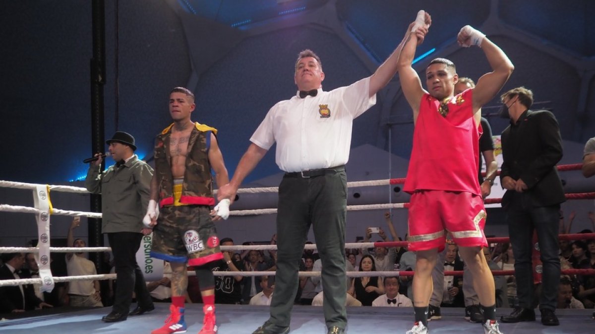 Salvi Jiménez tras ganar el combate a Baldospino. /  M. G. EGEA