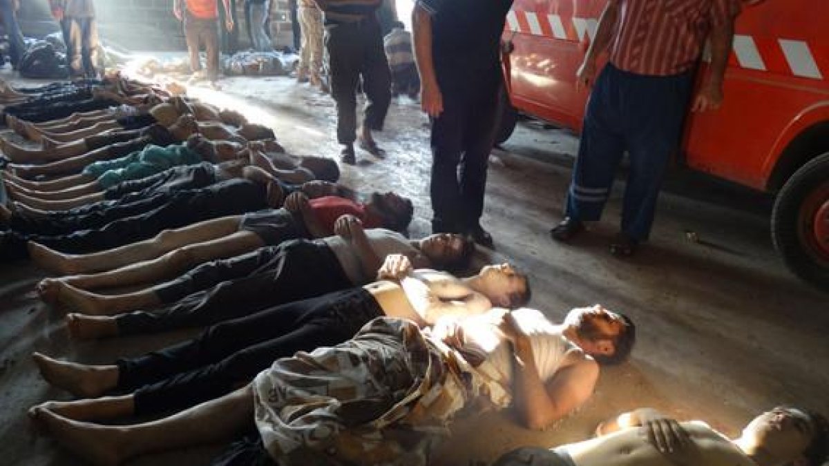 Una fila de cuerpos de supuestas víctimas del ataque con armas químicas.-AP