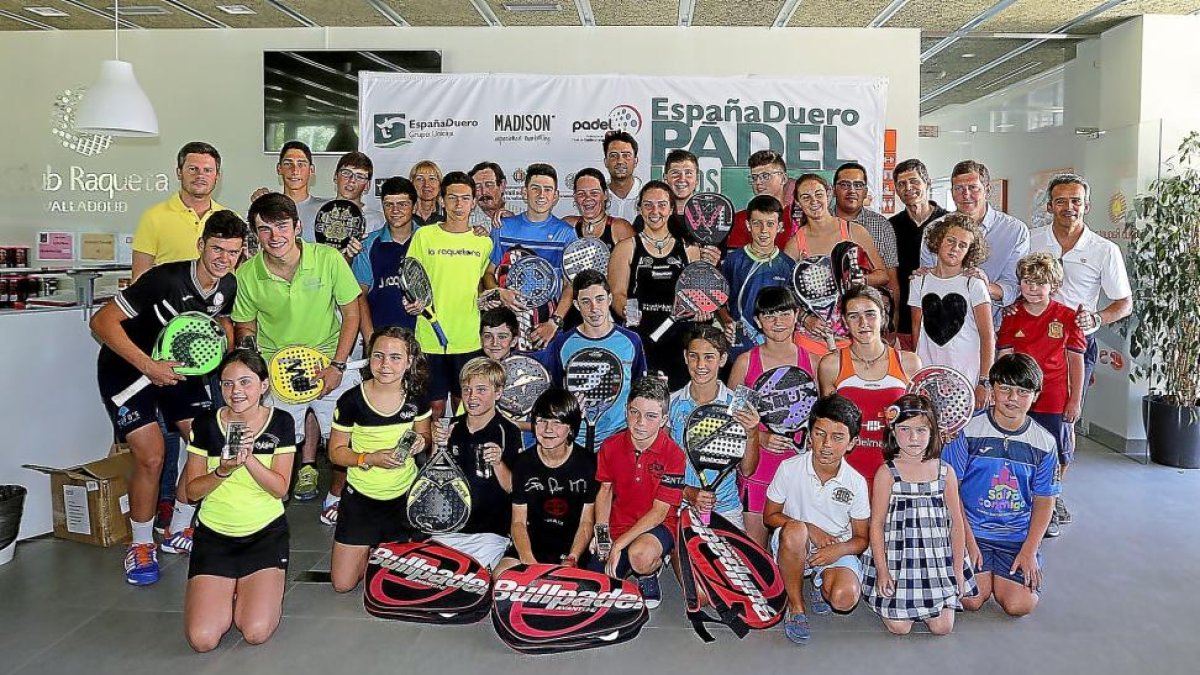 Los premiados en el torneo posan para la foto de familia.-D. V.