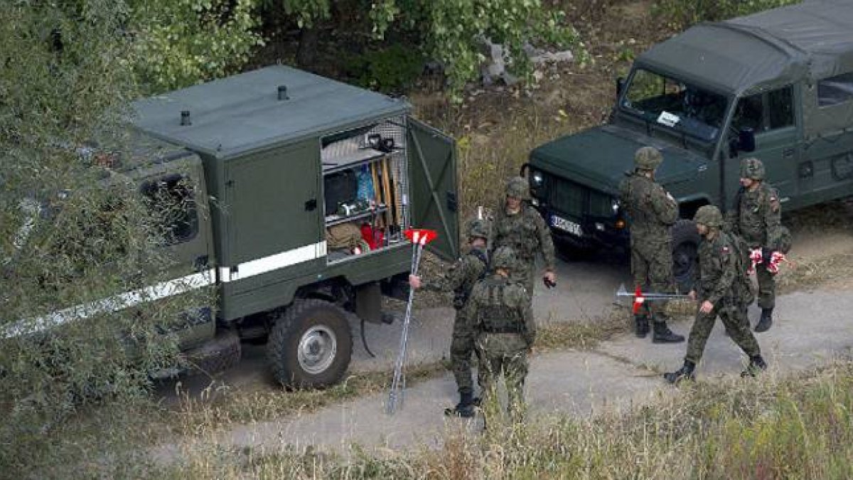 Soldados polacos acordonan la zona, entre Walbrzych y Wroclaw, en Polonia, donde podría estar el 'tren del oro' nazi, este pasado lunes.-AFP / PIOTR HAWALEJ