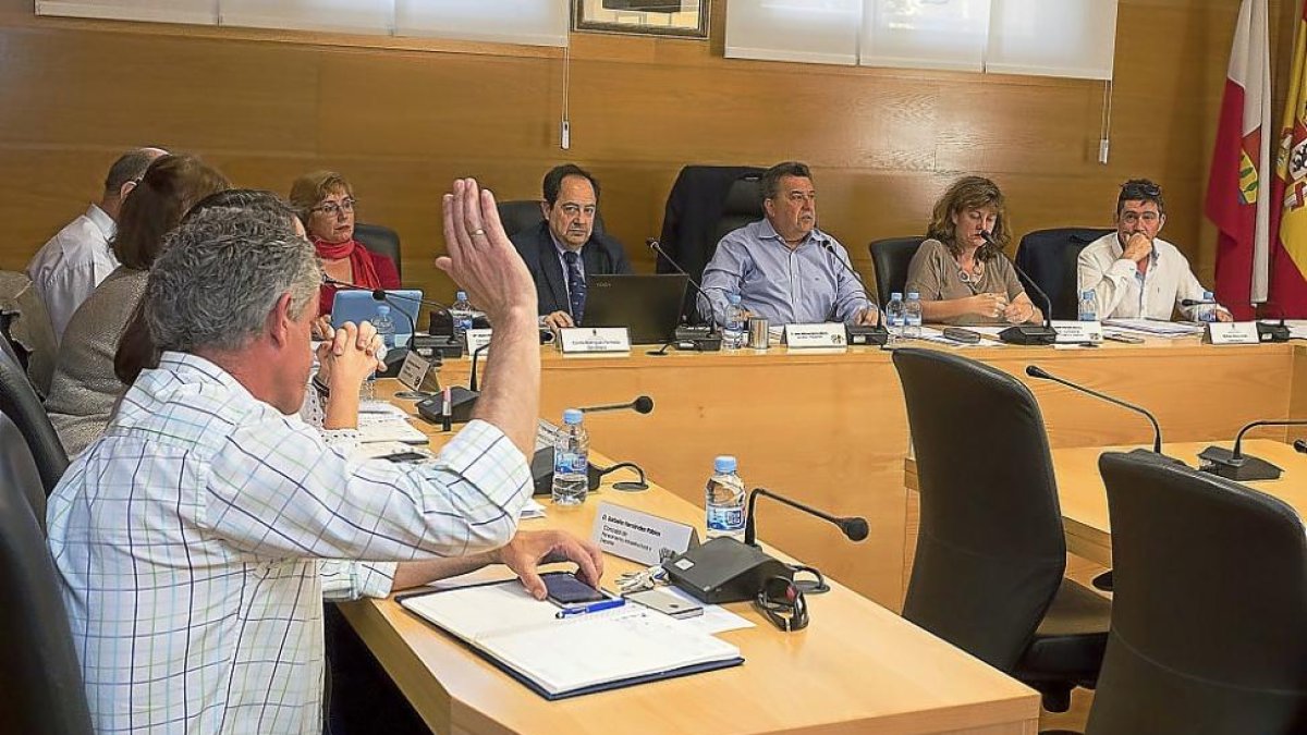 Sarbelio Fernández vota en contra de las dedicaciones para las concejalías que él ocupaba con el equipo de Gobierno al fondo.-PHOTOGENIC / PABLO REQUEJO