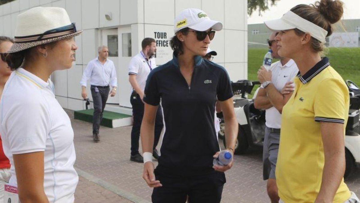 La golfista francesa Anne-Lise Caudal (centro) comenta con otras jugadoras la tagedia vivida en Dubái por la muerte de su cadi.-AP / KAMRAN JEBREILI