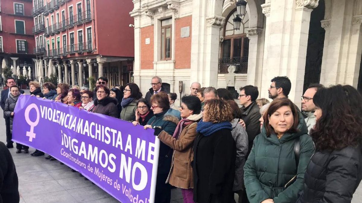 Concentración de repulsa por el crimen celebrada ayer en Valladolid.-EL