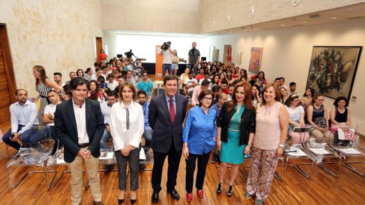El consejero de Empleo, Carlos Fernández Carriedo, y la presidenta de las Cortes, Silvia Clemente, participan en la inauguración de la jornada 'Jóvenes y + ... de Castilla y León' para impulsar el empleo de jóvenes en riesgo de exclusión.-Rubén Cacho / ICAL