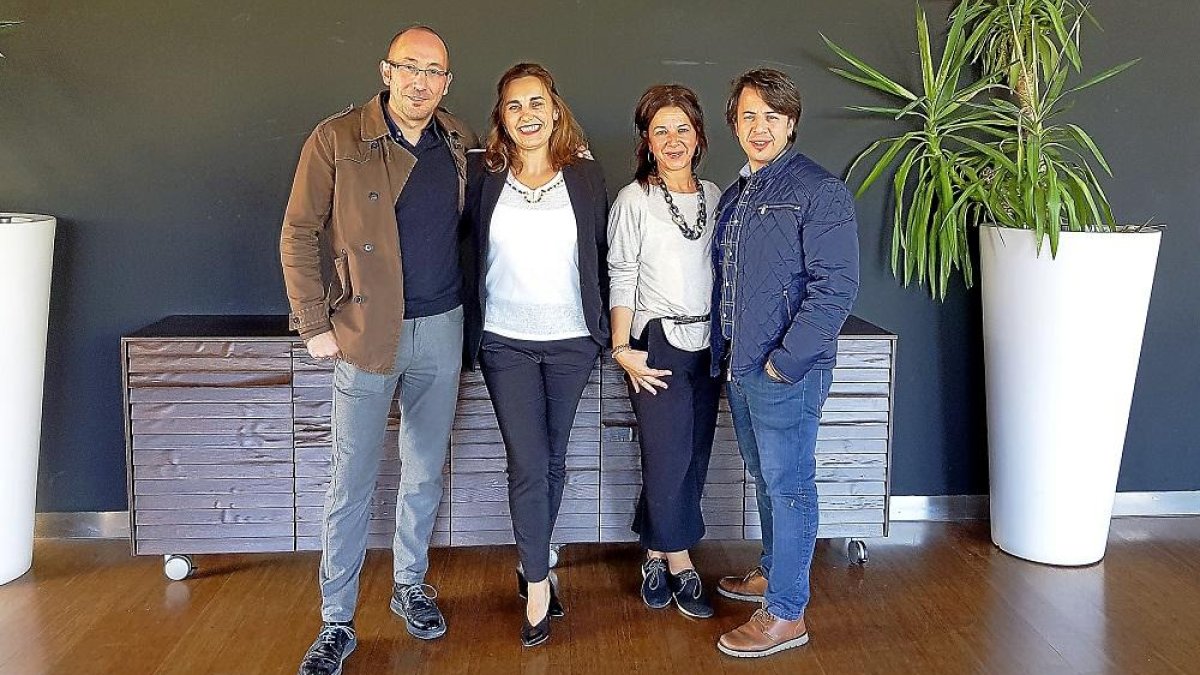 Luis Pérez, Aurora García, Cristina Cabrero y Miguel Ángel Zarza, miembros de la ONG ‘Hombres Nuevos’.-EL MUNDO