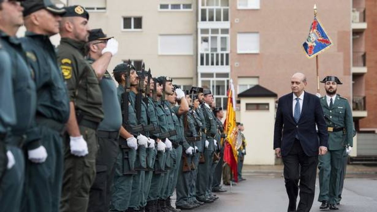 El ministro del Interior, Jorge Fernández Díaz, pasa revista a su llegada a los guardias civiles del cuartel de Vitoria, este jueves.-Foto: ADRIÁN RUIZ DE HIERRO / EFE