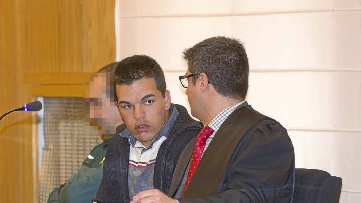 El acusado, junto  a su abogado, en la primera sesión del juicio en la Audiencia Provincial-Pablo Requejo
