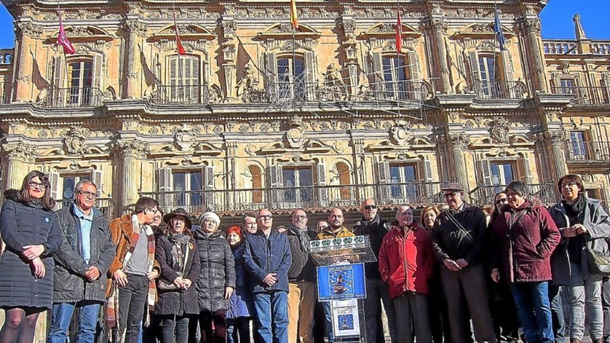 Un momento de la concentración ayer en la plaza Mayor de Salamanca contra los peajes.-EUROPA PRESS