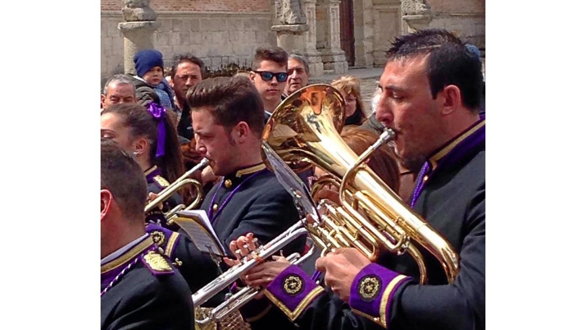 Certamen de Bandas celebrado ayer en Medina del Campo.-E. M.