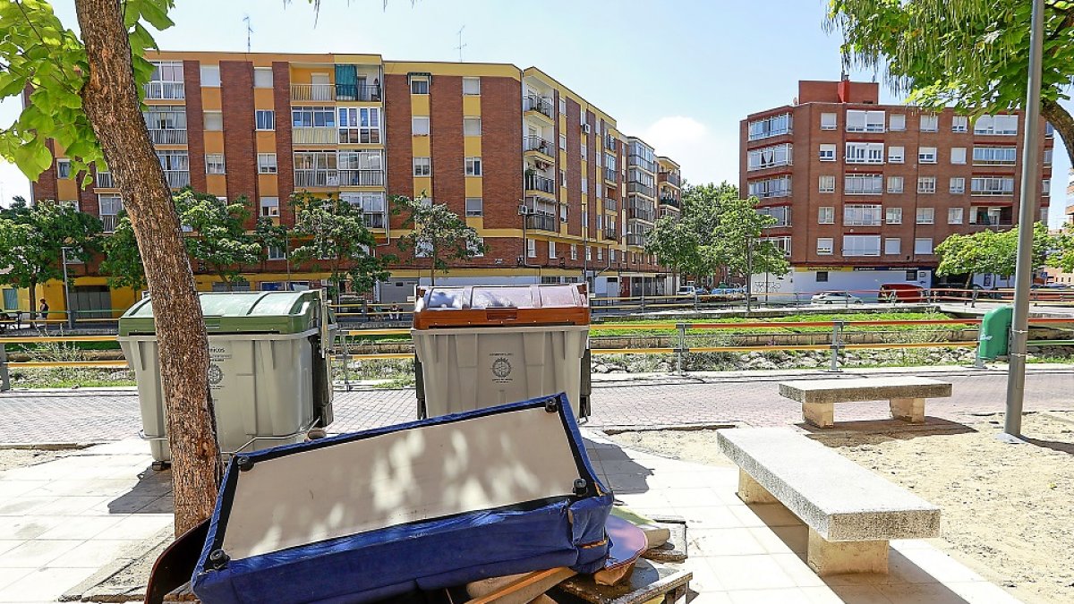 Enseres apilados en una calle de Valladolid a la espera de su recogida. J.M. LOSTAU