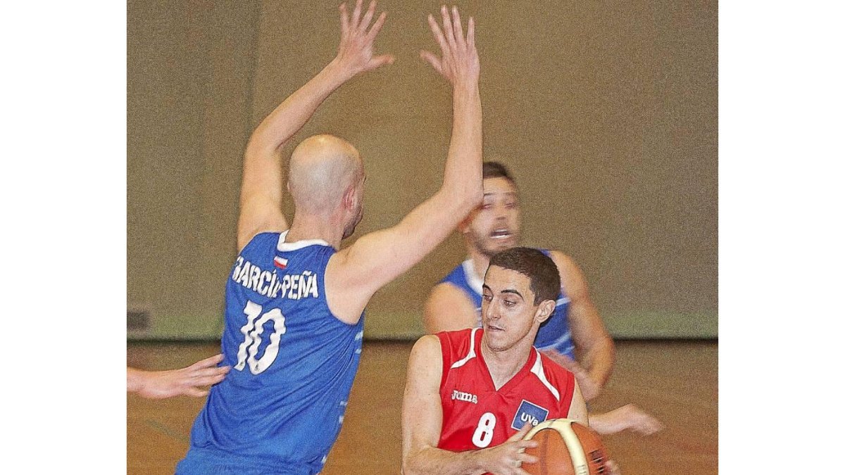 Pablo Esteban intenta salvar la defensa del Piélagos-Pablo Requejo