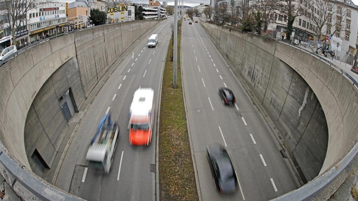 Carretera en Stuttgart (Alemania)-RONALD WITTEK