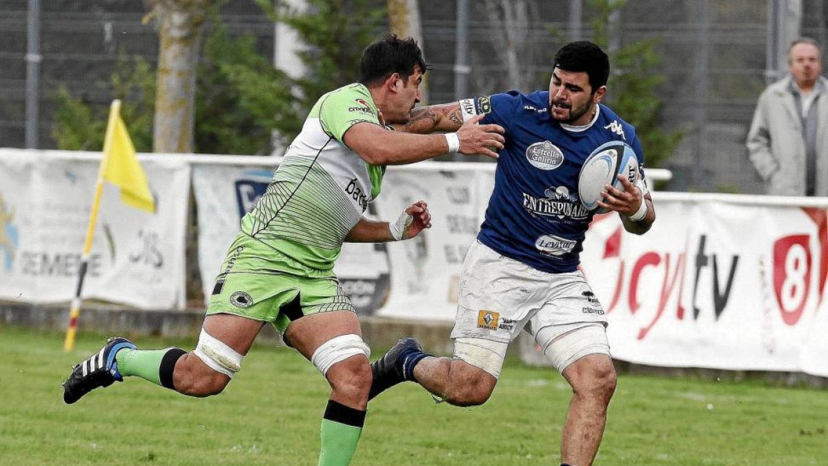 El neozelandés Leigh Thompson, en su primer partido en Pepe Rojo, intenta escaparse de un rivaL-P. REQUEJO