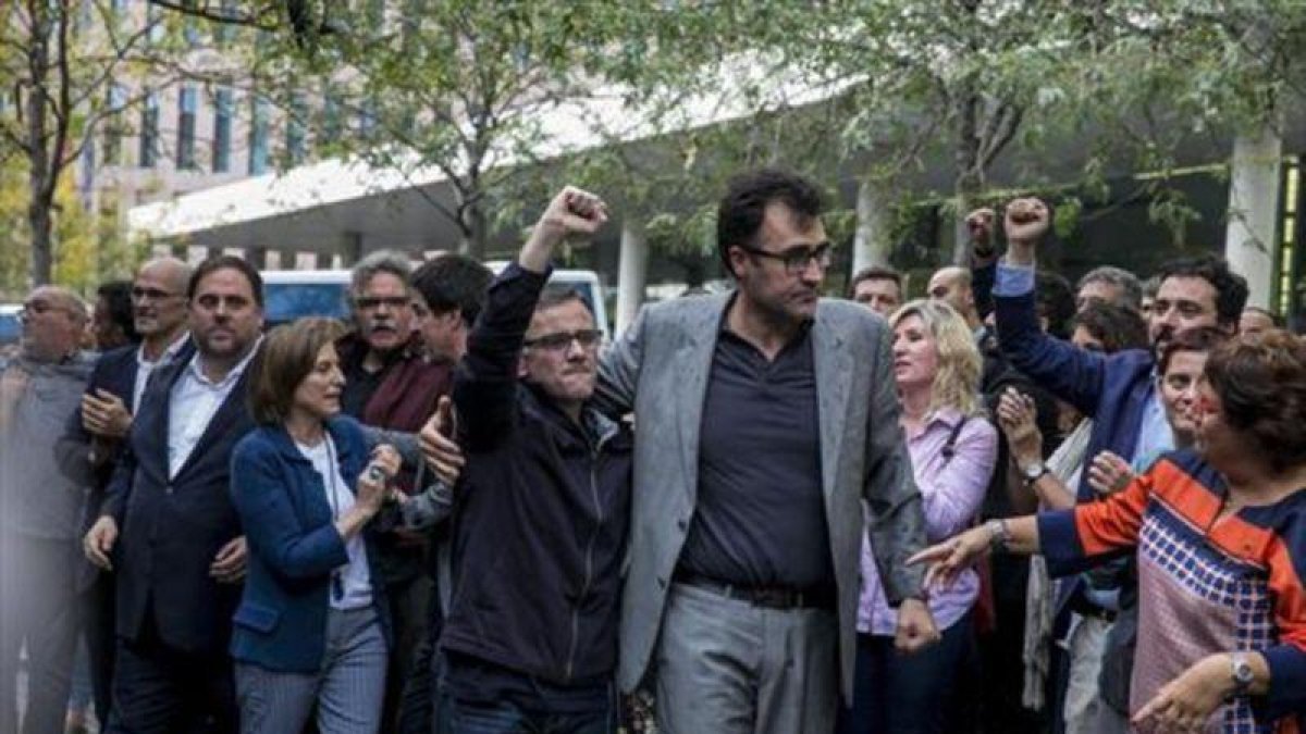 Josep Maria Jové y Lluís Salvadó, tras quedar el libertad en septiembre del año pasado.-JOAN PUIG
