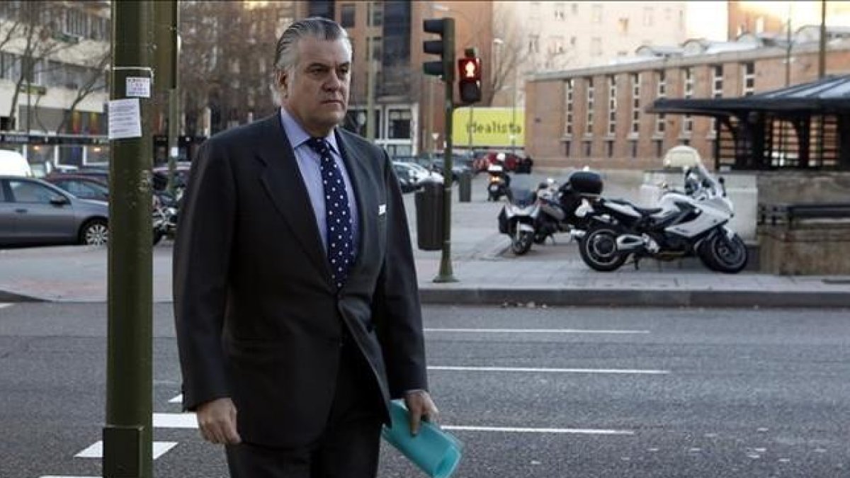 Luis Bárcenas, a su llegada a los juzgados para declarar por el borrado de los ordenadores.-JOSÉ LUIS ROCA